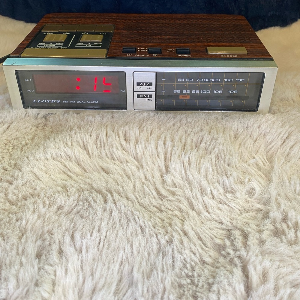 Vintage Lloyd’s AM/FM Dual Alarm Clock Woodgrain